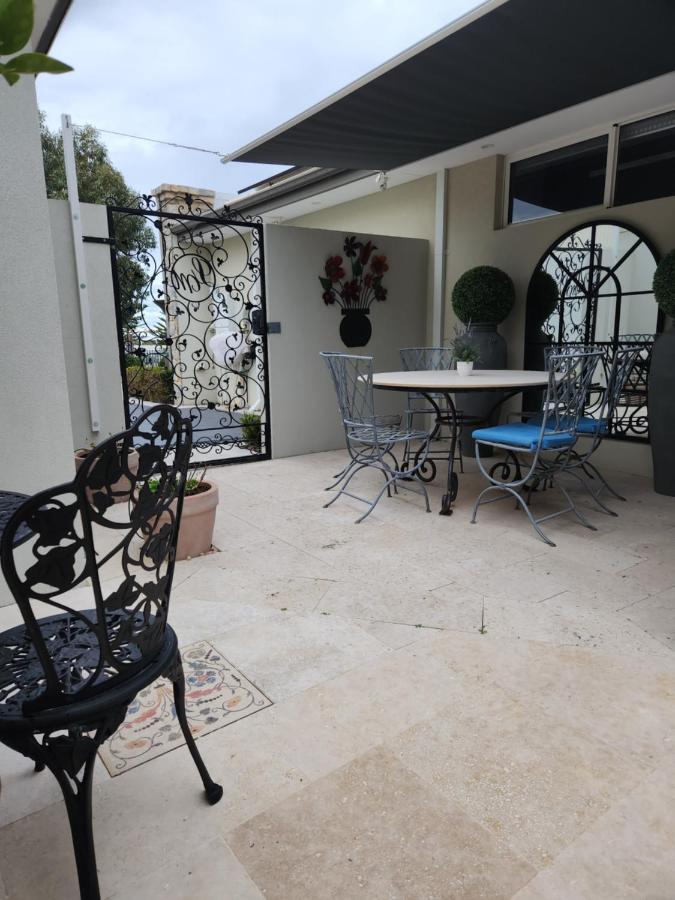 Lavender Manor Bnb Bed & Breakfast Alkimos Exterior photo